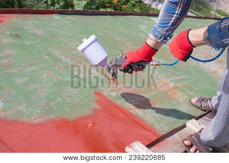 Sputtering The Primer On The Roof With A Gun Compressor