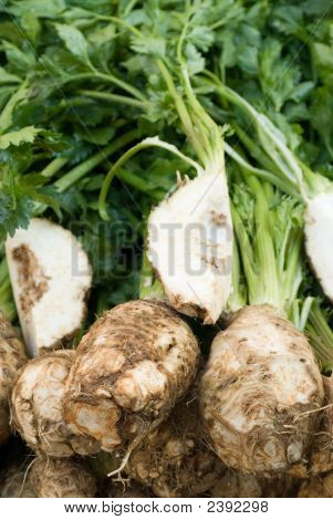 รากขึ้นฉ่ายสดในตลาดท้องถิ่น