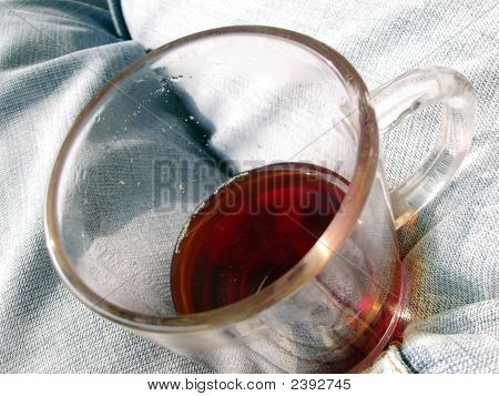 Taza de té en el regazo