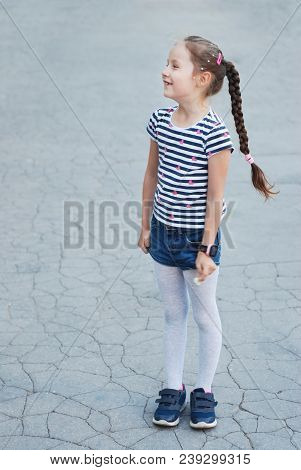 Happy Caucasian Little Girl Long Blone Hair Happy Child Laughingwalk Park Outdoor Portret Copy Space