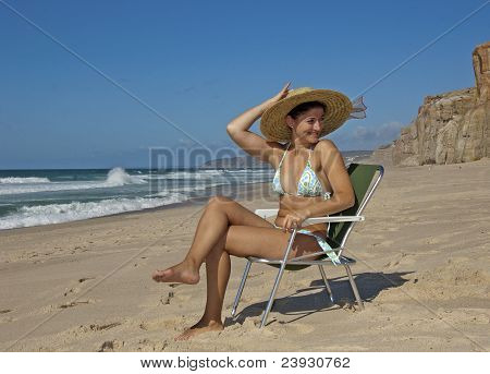 Schöne junge Dame am Strand