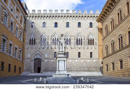 Italy,tuscany,siena,salimbeni Square With The Monument To Sallustio Bandini