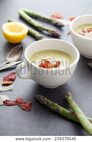 Asparagus soup wit roasted prociutto