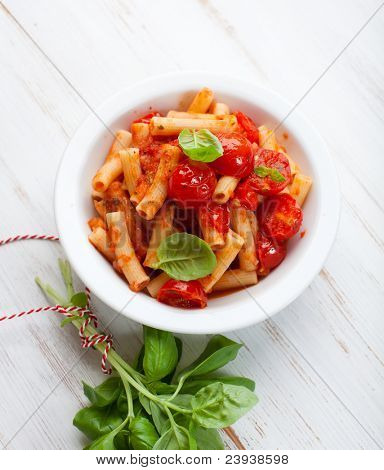 Sedani rigati com tomate cereja