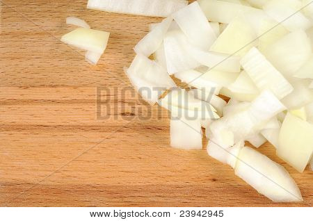 gehackte Zwiebeln auf einem Holzbrett
