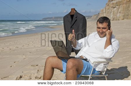 Geschäftsleute arbeiten am Strand!