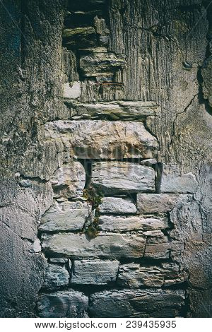 The Old Broken Wall   And Brick
