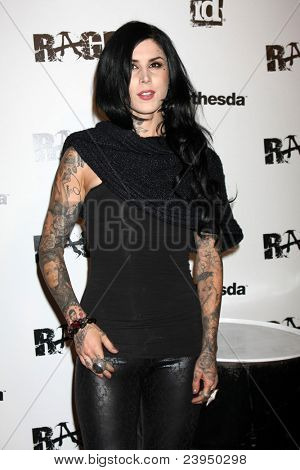 LOS ANGELES - SEPT 30: Kat Von D ankommer til RASERI spil lancere på Chinatowns historiske Cen