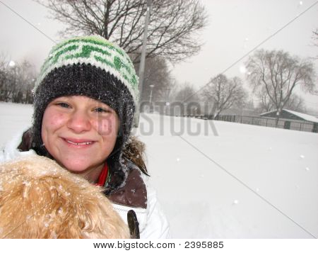 Dziewczyna z psem w śniegu