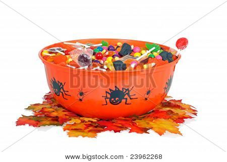 Halloween-Süßigkeiten in eine Schüssel mit Herbstblätter