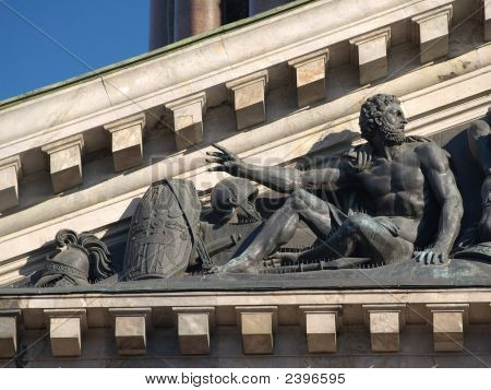 Krijger aan voorzijde van de tempel