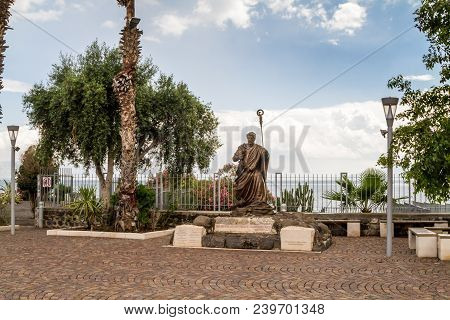 Capernaum, Israel - April 10, 2018: Sculpture Of St. Peter The Apostle Of Bronze In Archaeological S