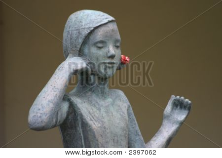 Statua di una ragazza
