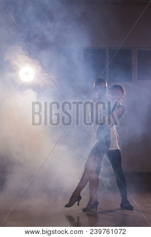 Young Couple Dancing Social Danse Kizomba Or Bachata Or Semba Or Taraxia In Dancing Class Background