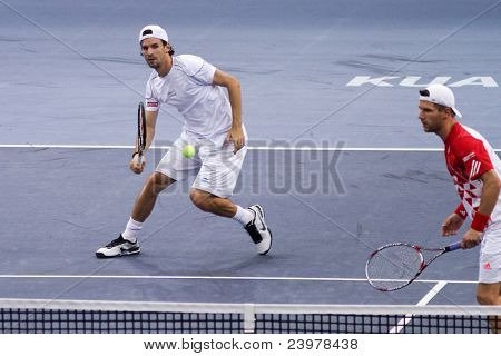 บูกิตคิท - 01 oct: Philipp Petzschner ส่งกลับค่าในส่วนนี้เกมภาพซ้อน semi-final มาเลเซียเปิด