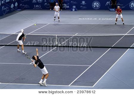บูกิตคิท - 01 oct: Frantisek Cermak ทำหน้าที่ในคู่นี้เกมภาพซ้อน semi-final มาเลเซียเปิด