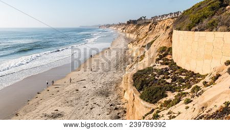 Solana Beach, California/usa - April 22, 2018: People Walk Along A Wide, Flat Beach Near Towering Cl