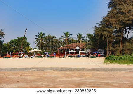 Goa, India - November 14, 2012: Cavelossim Beach At Daytime With Tourists And Cafe Pipkins In South 