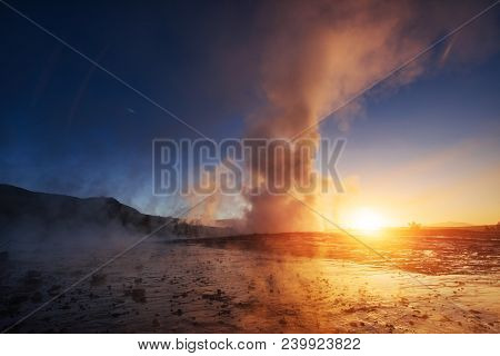 Geysers In Iceland. Fantastic Kolory.turysty Watch The Beauty Of The World.