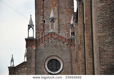Parte della Chiesa in mattoni rossi