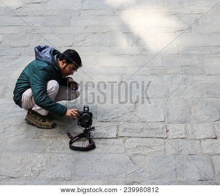 Manali,india. April 2018 - An Unidentified Indian Tourist Sets Up His Camera On A Gorilla Pod At Hid