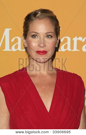 BEVERLY HILLS - JUN 12: Christina Applegate an der 2012 ausgetragen Women In Film Crystal + Lucy Awards 
