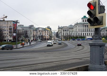 Moscow / Russia-december 11 2019: Borovitskaya Square. A Red Traffic Light Forbids The Intersection.