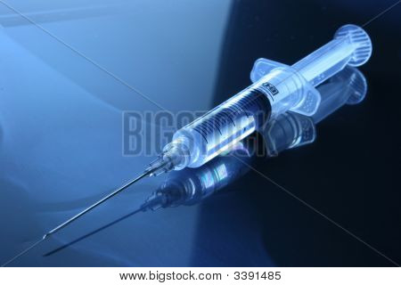 Siringa medica su sfondo Xray