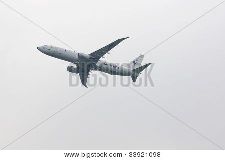 HOBOKEN, NJ - 23.května: Poseidon P-8A námořní letadlo letí podél řeky Hudson nedaleko Manhattan během 