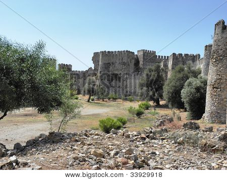 Kalenin Anamur avlusunda.