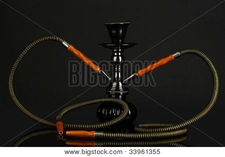 검은 바탕에 절연 물 담 뱃 대
