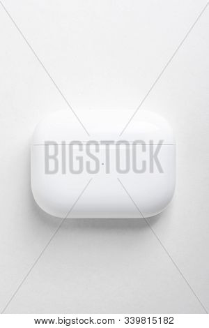 Vidalia, Georgia / Usa - December 14, 2019 - A Studio Product Shot Of A Closed White Charging Case O