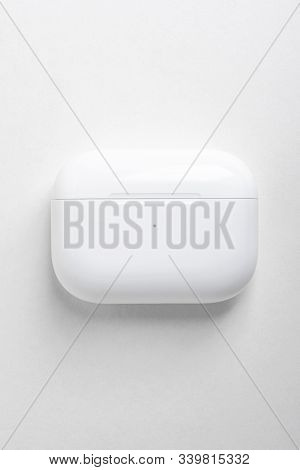 Vidalia, Georgia / Usa - December 14, 2019 - A Studio Product Shot Of A Closed White Charging Case O