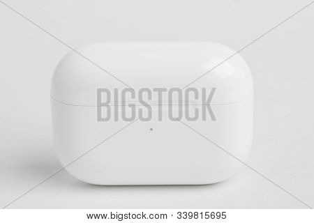Vidalia, Georgia / Usa - December 14, 2019 - A Studio Product Shot Of A Closed White Charging Case O