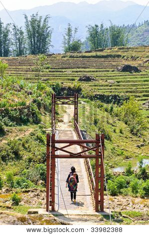 Hill Tribe donna attraverso un ponte