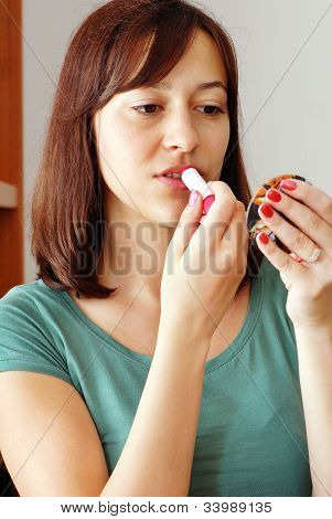 Jovem mulher aplicar maquiagem