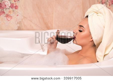 Close Up Photo Of Young Sexy Woman With Straight Naked Body.young Beautiful Woman In Retro Bathroom 