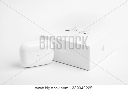 Vidalia, Georgia / Usa - December 14, 2019 - A Studio Product Shot Of The White Packaging Box With T