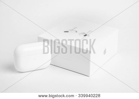 Vidalia, Georgia / Usa - December 14, 2019 - A Studio Product Shot Of The White Packaging Box With T