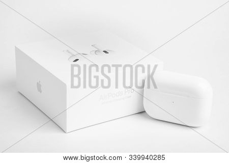 Vidalia, Georgia / Usa - December 14, 2019 - A Studio Product Shot Of The White Packaging Box With T