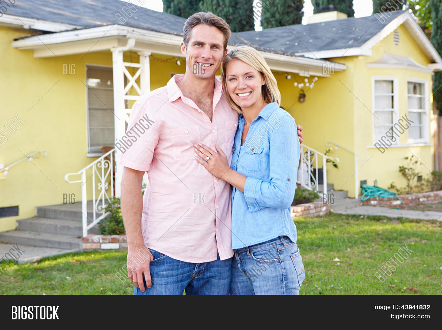 счастливая семья с солнечными батареями. риэлтор мужчина фотосессия. женщина стоит лицом перед домом. пара в кинотеатре. владелец дома.