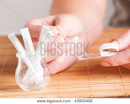 Mano alcanzando para agujas de acupuntura
