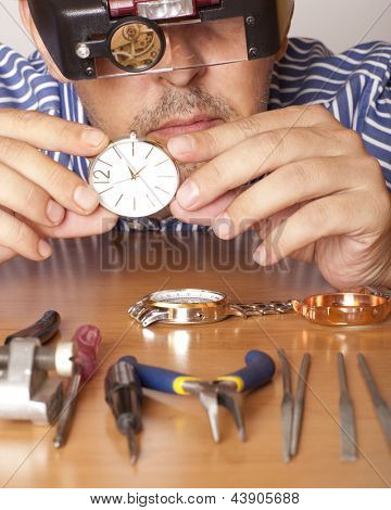 Uhren Reparatur Handwerker Reparatur beobachten. Uhr im Fokus