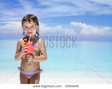 Fille sur la plage avec Cocktail