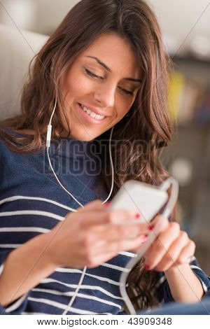 หญิงสาวมีความสุขฟังเพลงกับหูฟัง