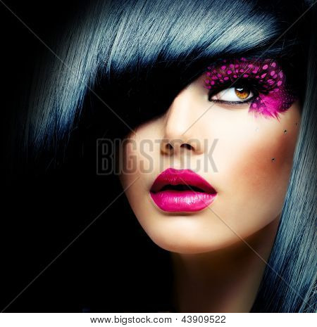 Moda esmer Model portre. Saç modeli. Saç kesimi. Profesyonel makyaj. Sahte kirpik. Mor Ma