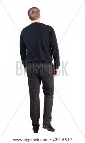 vista posteriore di camminare un uomo d'affari. giovane ragazzo in camicia rossa in corso.  Isolato su sfondo bianco. R