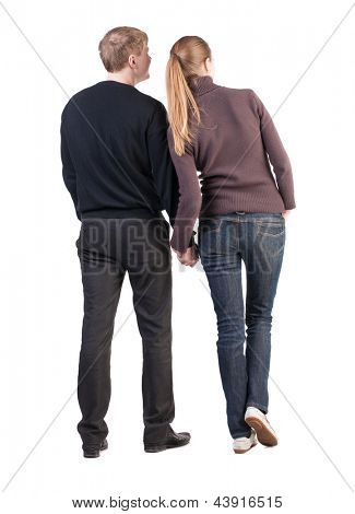 Vista posterior de mirada de la joven pareja (hombre y mujer) en la distancia. hermoso ambiente t chica y chico