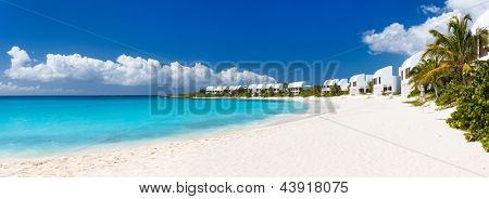Panorama af en smuk strand på Anguilla island, caribiske