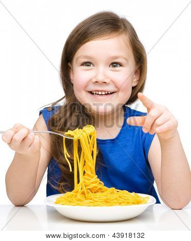 Kleines Mädchen isst Spaghetti, isolated over white